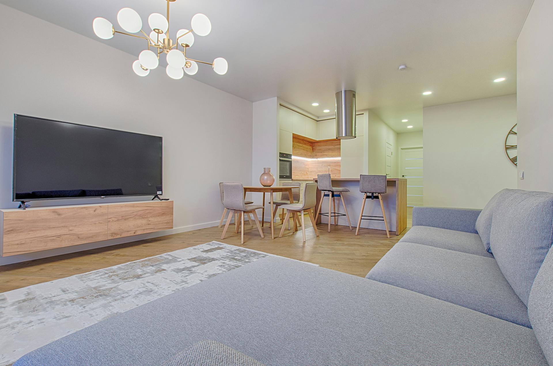 Cama con cabecero de madera en dormitorio luminoso