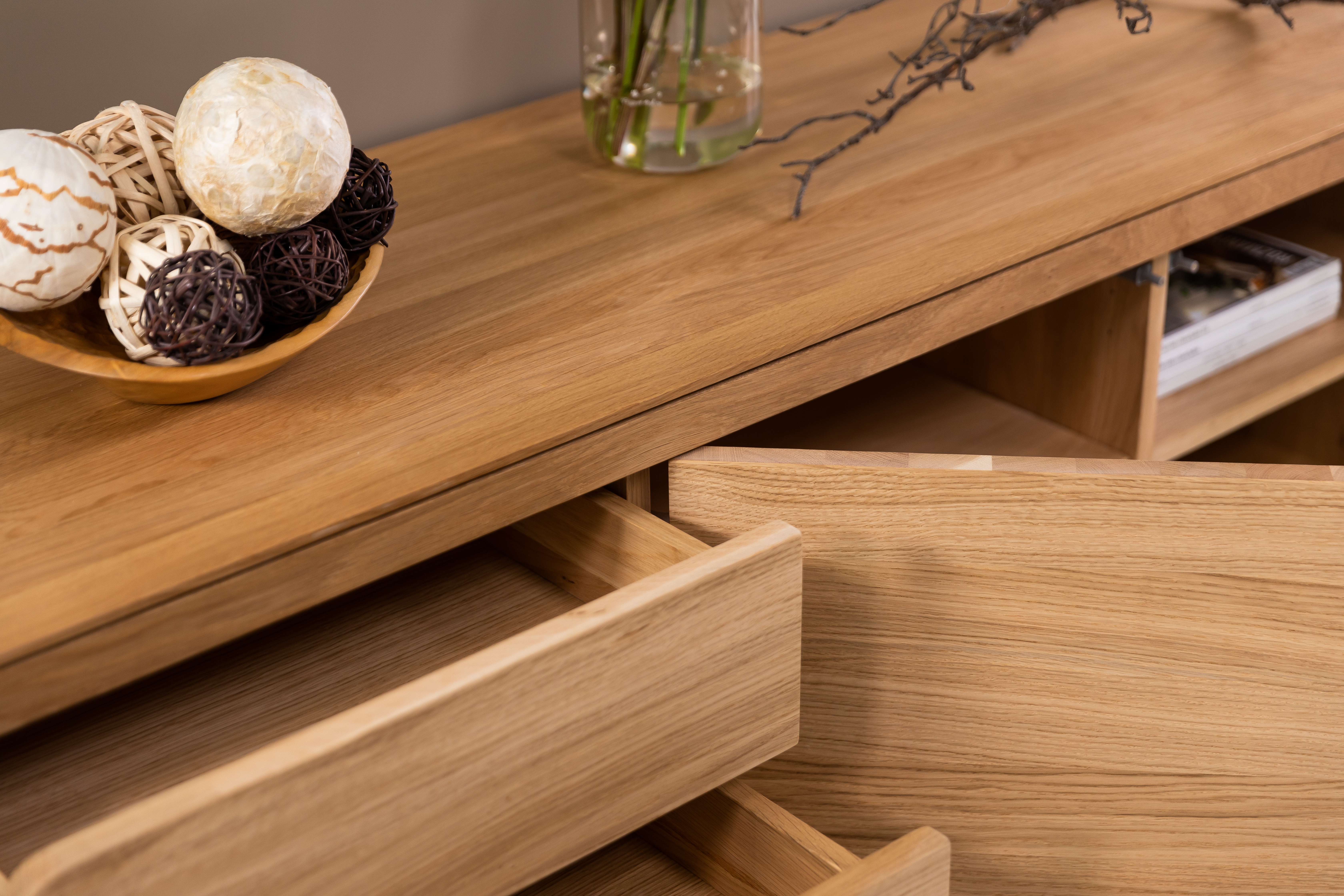 Mueble de madera maciza Veskor